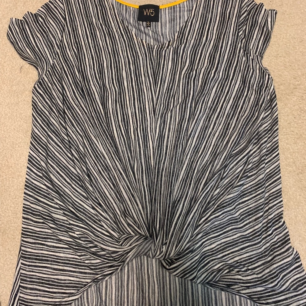 Super cute tie front top
